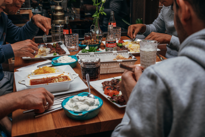 angerichteter Tisch mit Gästen im Restaurant Safran